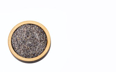 Tahta kasede organik haşhaş tohumları - beyaz arka plan