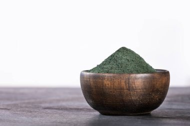 Ahşap kasede, alg tozu - beyaz arka plan