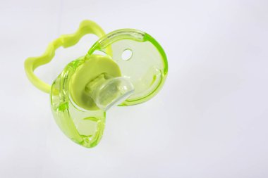 Yeşil Plastik Bebek Emziği - Beyaz Arkaplan