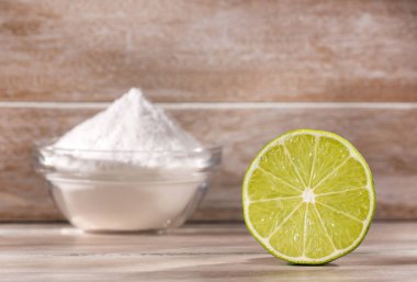 Limon suyuyla kabartma tozu, PH dengesini sağlamak için.