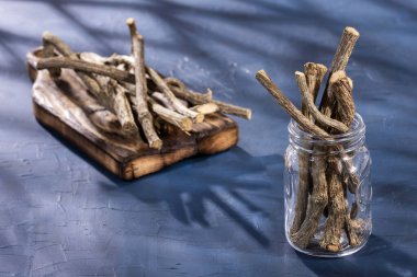 Ahşap arka planda kurumuş kediotu sapları - Valeriana officinalis