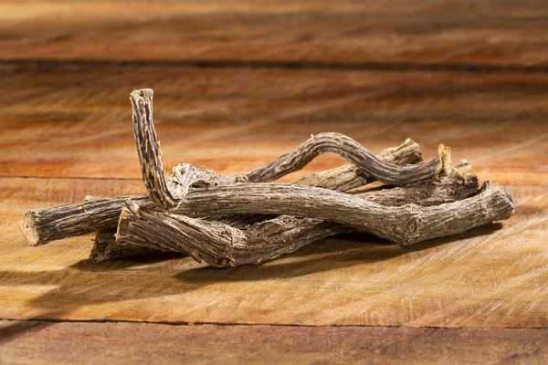 木製の背景に薬用バレリアンの乾燥茎 Valeriana Officinalis — ストック写真