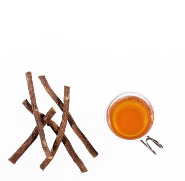 Meyan kökü çayı fincanı ve kök parçaları - Glicyrhiza glabra