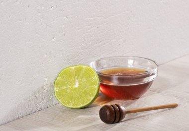 Evde tedavi için bal ve limon.