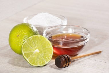 Baldan, limondan ve kabartma tozundan yapılmış ev yapımı maske.