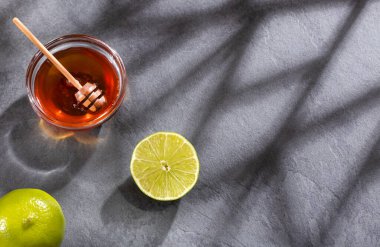 Evde tedavi için bal ve limon.