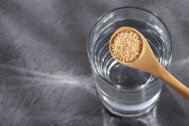 Bir kaşık dolusu organik amaranth tohumu ve bir bardak filtrelenmiş su - Amaranthus