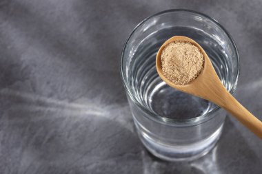 Lepidium meyenii - Organik macalı kaşık ve bir bardak filtreli su