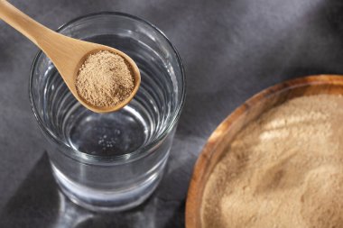 Suyla karıştırmak için macalı kaşık - Lepidium meyenii.