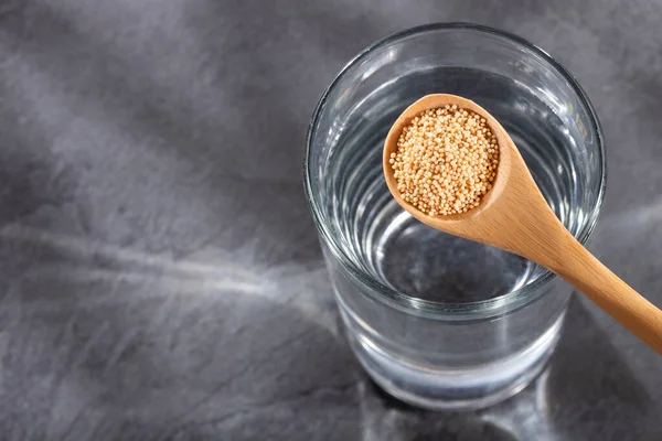 Bir kaşık dolusu organik amaranth tohumu ve bir bardak filtrelenmiş su - Amaranthus