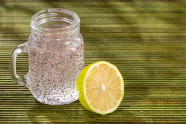 Organik chia tohumları, limon ve bir bardak filtrelenmiş su - Salvia Hispanica