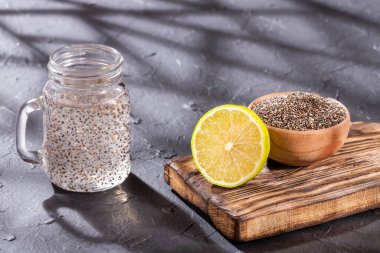 Organik chia tohumları, limon ve bir bardak filtrelenmiş su - Salvia Hispanica