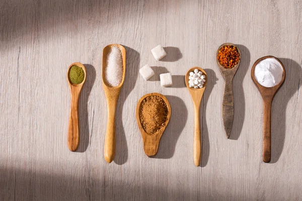 Tatlandırıcı çeşitleri - Şeker, stevia yaprakları ve polen