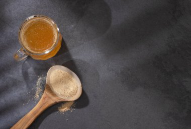 Lepidium meyenii tozlu bir bardakta Maca kökü ve sağlık içeceği..