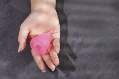 Aybaşı bardağı tutan kadın - kadın hijyeni, jinekoloji ve sağlık konsepti