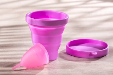 Yeniden Kullanılabilir Pembe Silikon Adet Kabı - Kadın Hijyeni, Jinekoloji ve Sağlık Konsepti