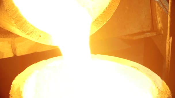 液体熔化的金子准备成为酒吧 — 图库视频影像