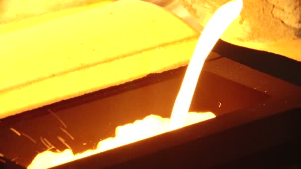 Gorący Produkcji Sztabek Jest Warsztacie Przetwarzania Złota Metalu — Wideo stockowe