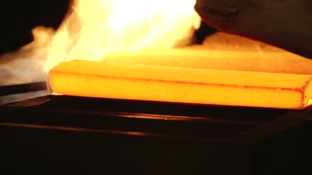 Καυτή Παραγωγή Ράβδων Ένα Κάψιμο Μέταλλο Ζεστό Κατακλύζεται Μορφές — Αρχείο Βίντεο