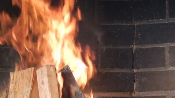 暖炉の火を暖める手 — ストック動画