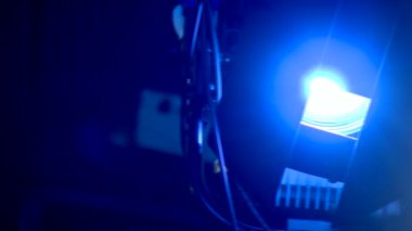 bir müzik kulübünde disko aydınlatma ekipmanı