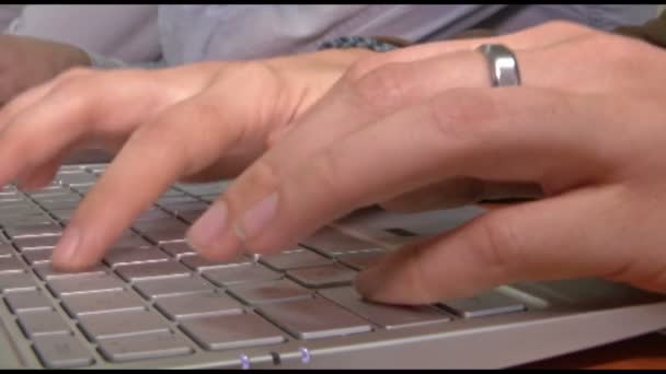 Χέρια Πληκτρολογήστε Κείμενο Στο Πληκτρολόγιο Laptop — Αρχείο Βίντεο