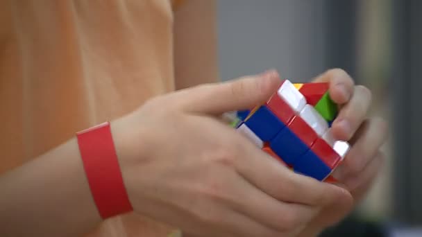 Kind Verzamelt Rubik Kubus Puzzel — Stockvideo