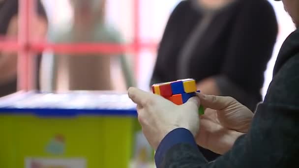 Criança Faz Exercício Sobre Velocidade Inteligência Com Cubo Rubi — Vídeo de Stock