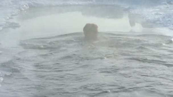 Inverno Tomando Banho Homem Buraco Gelo — Vídeo de Stock