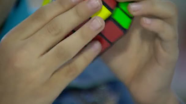 Anak Mengumpulkan Potongan Puzzle Kubus — Stok Video