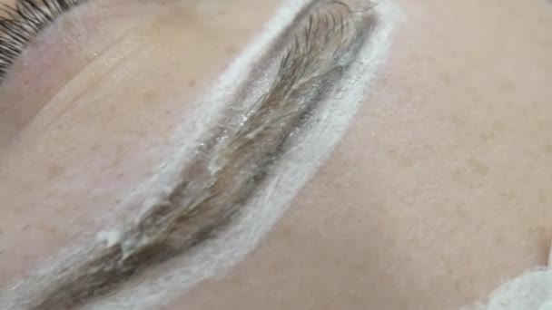 Frau Macht Permanent Make Auf Augenbrauen — Stockvideo