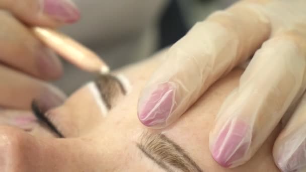 Γυναίκα Κάνει Μόνιμη Μακιγιάζ Στα Φρύδια — Αρχείο Βίντεο