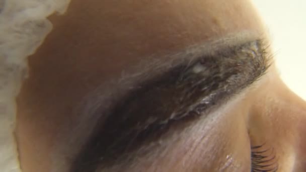 Mulher Faz Maquiagem Permanente Sobrancelhas — Vídeo de Stock