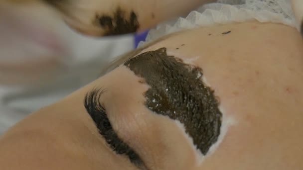 Kadınlar Kaşlarına Kalıcı Makyaj Yapar — Stok video