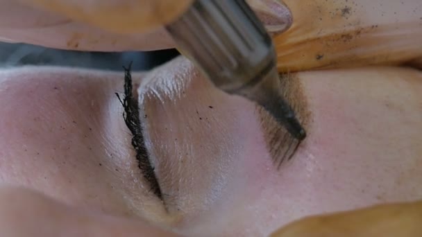 Kobieta Robi Stały Makijaż Brwiach — Wideo stockowe