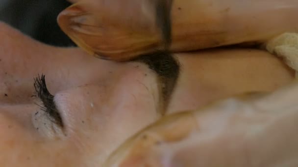Γυναίκα Κάνει Μόνιμη Μακιγιάζ Στα Φρύδια — Αρχείο Βίντεο