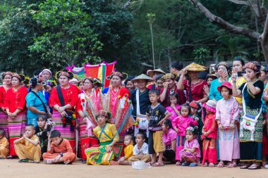 Shan veya Tai Yai Grubu (Myanmar ve Tayland bölgelerinde yaşayan etnik grup) kabile elbise Shan Yeni Yıl kutlamaları yerli dans yapmak.