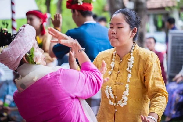 Spirit dance (Fon Phee) sjælen af Lanna folk i det nordlige Thailand. Folk tror, at ånd kan bringe frugtbarhed og fred til hverdagen. . - Stock-foto