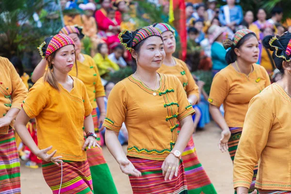 Skupina Shan nebo Tai Yai (etnická skupina žijící v částech Myanmaru a Thajska) v kmenových šatech se v oslavách Shan Novrok živí tancem. — Stock fotografie