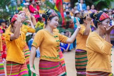 Shan veya Tai Yai Grubu (Myanmar ve Tayland bölgelerinde yaşayan etnik grup) kabile elbise Shan Yeni Yıl kutlamaları yerli dans yapmak.