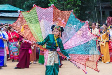Shan veya Tai Yai Grubu (Myanmar ve Tayland bölgelerinde yaşayan etnik grup) kabile elbise Shan Yeni Yıl kutlamaları yerli dans yapmak.