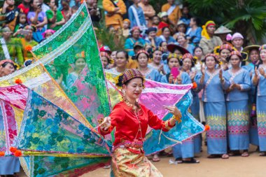 Shan veya Tai Yai Grubu (Myanmar ve Tayland bölgelerinde yaşayan etnik grup) kabile elbise Shan Yeni Yıl kutlamaları yerli dans yapmak.