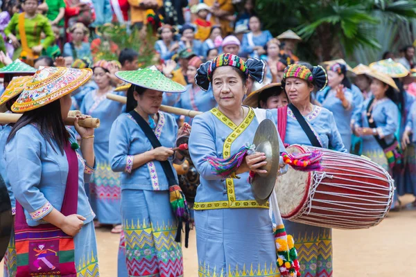 Gruppe der Shan oder Tai Yai (ethnische Gruppe, die in Teilen von Myanmar und Thailand lebt) in Stammeskleidung tanzen bei Shan-Neujahrsfeiern einheimische Tänze. — Stockfoto
