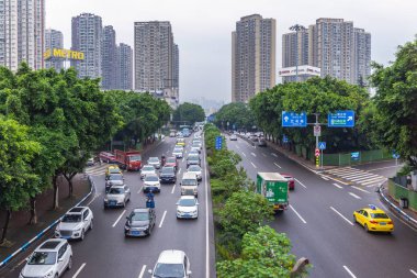 Chongqing yüksek katlı binalar, modern konut, alışveriş merkezi ve elektrikli tren şehir görünümü. Chongqing, Çin.