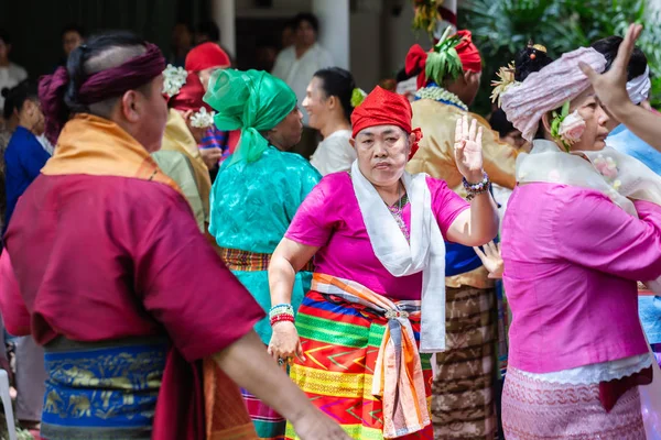 Spirit dance (Fon Phee) el alma del pueblo Lanna en el norte de Tailandia. La gente cree que el espíritu puede traer fertilidad y paz a la vida cotidiana . — Foto de Stock