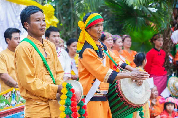 आदिवासी ड्रेसमध्ये शान किंवा ताई वाई (म्यानमार आणि थायलंडच्या काही भागात राहणारे जातीय गट) शान नवीन वर्ष उत्सव मूळ नृत्य करतात . — स्टॉक फोटो, इमेज