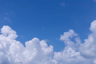 Güneşli bir günde beyaz bulutlu mavi gökyüzü arkaplanı.