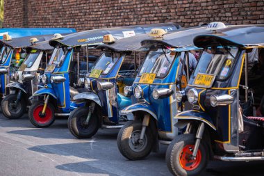 Chiang Mai - Tayland (8 Şubat 2020 - Tuk Tuk) Tayland 'ın başkenti Chiang Mai' de bulunan bir şehir taşımacılığıdır. Tuk Tuk (Çekçek) taksisi caddeye park etmiş, turistleri bekliyor..