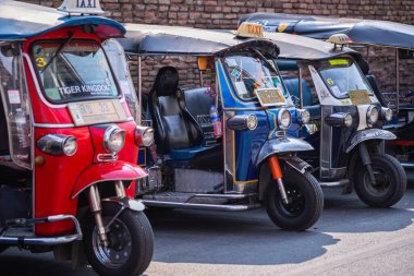 Chiang Mai - Tayland (8 Şubat 2020 - Tuk Tuk) Tayland 'ın başkenti Chiang Mai' de bulunan bir şehir taşımacılığıdır. Tuk Tuk (Çekçek) taksisi caddeye park etmiş, turistleri bekliyor..