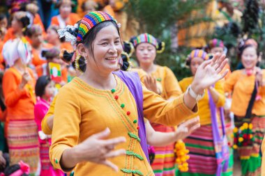 Thoet Thai, Chiang Rai - Tayland, 12 Aralık 2018 : Shan veya Tai Yai Grubu (Myanmar ve Tayland'ın bazı bölgelerinde yaşayan etnik grup) Shan Yeni Yıl kutlamalarında yerli dans ediyor.